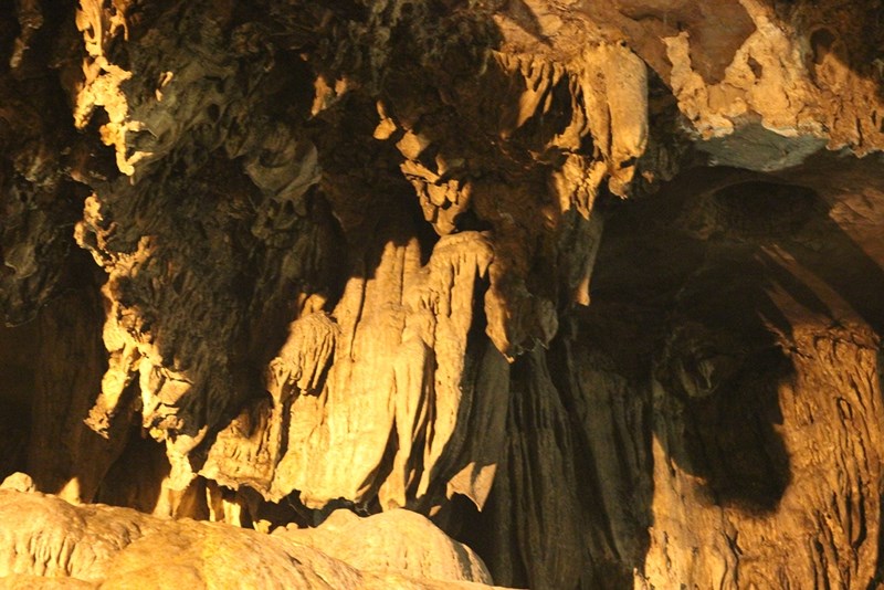 Đua nhau ngửa cổ, giơ tay hứng ‘nước thánh’ chùa Hương